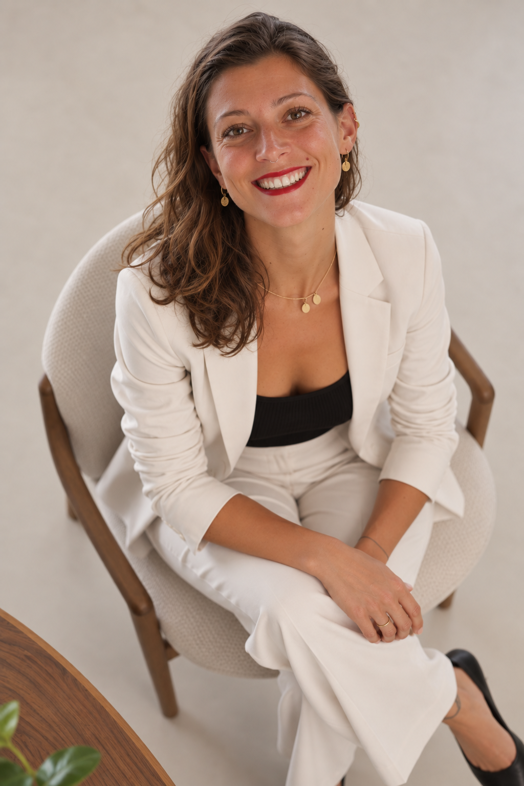 Francesca seduta su una poltrona curva, sorridente